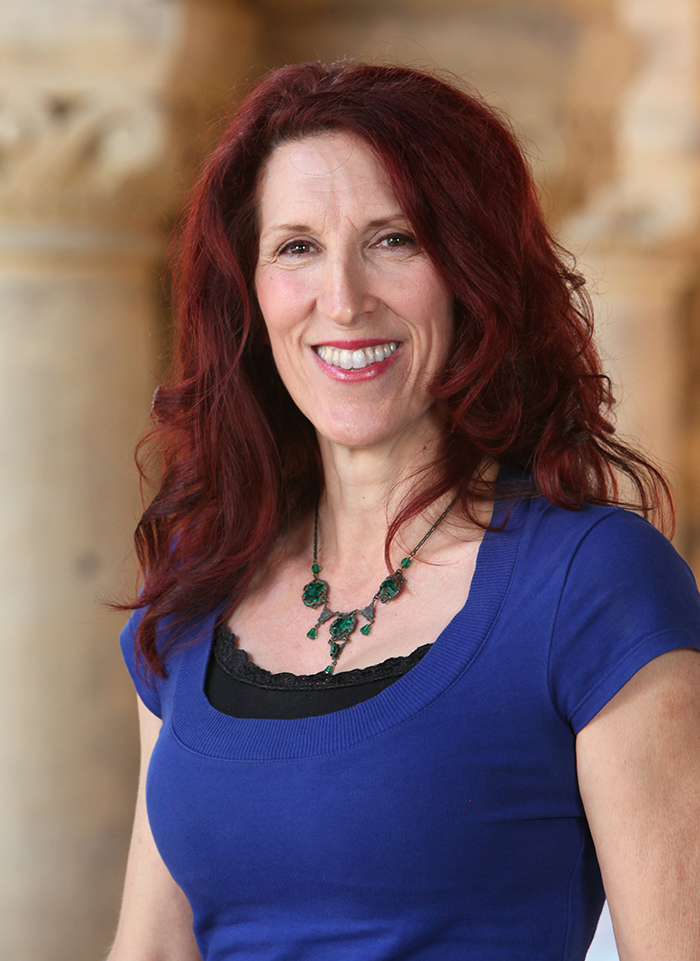 Head and shoulders portrait of author Felicia Darling.